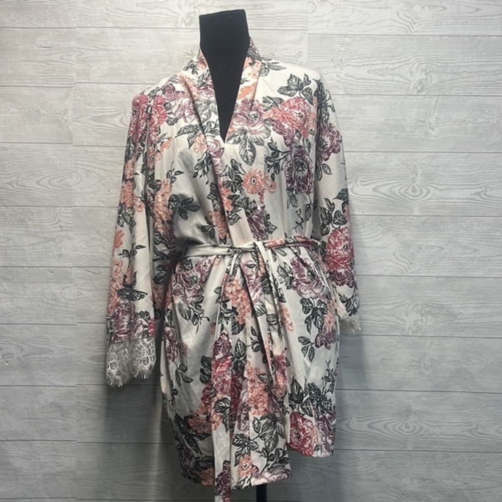 Short Floral Robe with lace arms‎